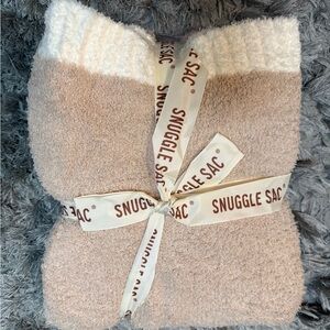 Snuggle Sac cozy throw blanket🌹